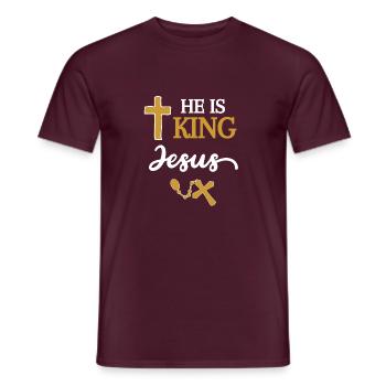 Jésus-Christ Il est Roi - T-shirt homme - rouge brique - Devant - AI Model Male 178 light (178cm)