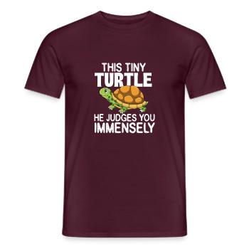 Diese winzige Schildkröte beurteilt Sie immens - Männer T-Shirt - Ziegelrot - Vorne - AI Model Male 178 light (178cm)