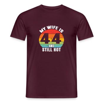 Ma femme a 44 ans et est toujours chaude, j’adore ma jolie femme - T-shirt homme - rouge brique - Devant - AI Model Male 178 light (178cm)