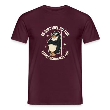 Es Gibt Viel Zu Tun lustiger Pinguin - Männer T-Shirt - Ziegelrot - Vorne - AI Model Male 178 light (178cm)