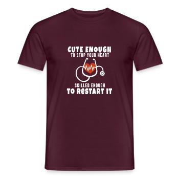 Docteur infirmière soignante Docteur battement cardiaque - T-shirt homme - rouge brique - Devant - AI Model Male 178 light (178cm)