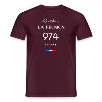Das Leben ist besser in LA RÉUNION Nummer 974 Übersee - Männer T-Shirt - Ziegelrot - Vorne - AI Model Male 178 light (178cm)