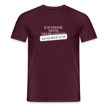 wie ein ROCK STAR - Männer T-Shirt - Ziegelrot - Vorne - AI Model Male 178 light (178cm)