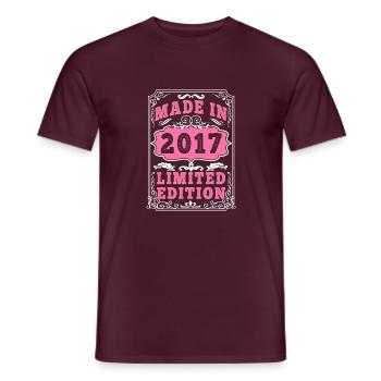 Vintage Né(e) en 2017 made in 2017 8 ans. Art_202 - T-shirt homme - rouge brique - Devant - AI Model Male 178 light (178cm)