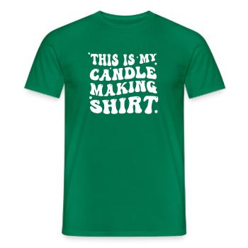 Fabrication de bougies amusantes Voici ma - T-shirt homme - vert - Devant - AI Model Male 178 dark (178cm)