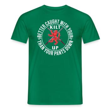 Better Caught With Your Kilt Up Than Your Pants - Männer T-Shirt - Kelly Green - Vorne - AI Model Male 178 dark (178cm)