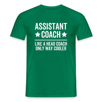 Assistenztrainer wie ein Cheftrainer nur viel cooler - Männer T-Shirt - Kelly Green - Vorne - AI Model Male 178 dark (178cm)