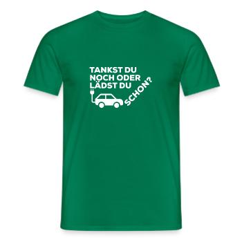 Tankst du noch oder lädst du schon? - Männer T-Shirt - Kelly Green - Vorne - AI Model Male 178 dark (178cm)
