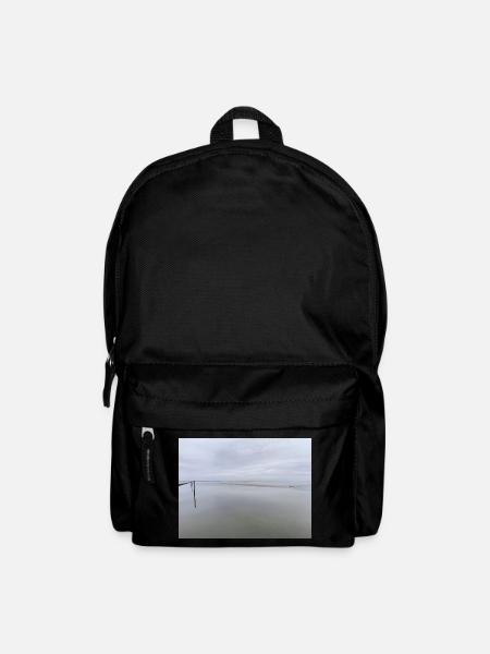 Stiller Meeresufer mit Himmelreflexion - Rucksack - Schwarz