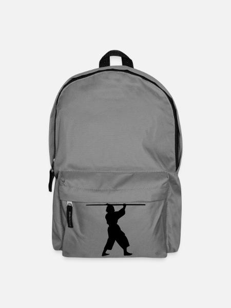 Kobudo avec un long bo au-dessus de la figure de l’ombre de tête - Sac à dos - gris éléphant