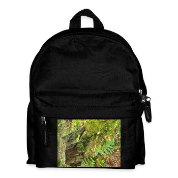 Waldstumpf mit Moos und Farnen - Kinder Rucksack - Schwarz - Vorne