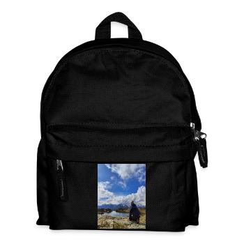 Hiker facing the alpine sky - Kids' Backpack - black - Front