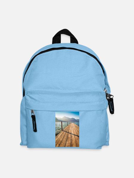 Wooden jetty at the mountain lake in the sunlight - Kids' Backpack - light blue