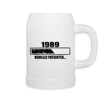 1989 Cadeau Anniversaire 1989 - Veuillez Patienter - Chope en céramique - blanc - Droite