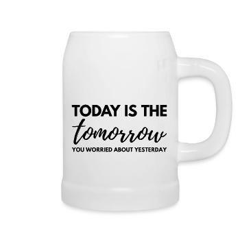 Motivierendes Weisheitsdesign. Die Vibes von morgen von heute - Bierkrug - Weiß - Rechts