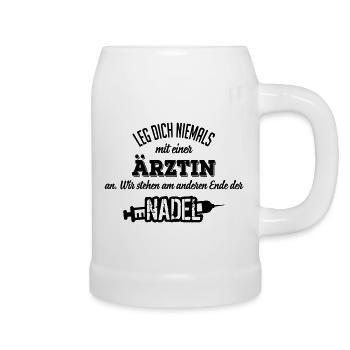 Leg dich niemals mit einer Ärztin an - Bierkrug - Weiß - Rechts