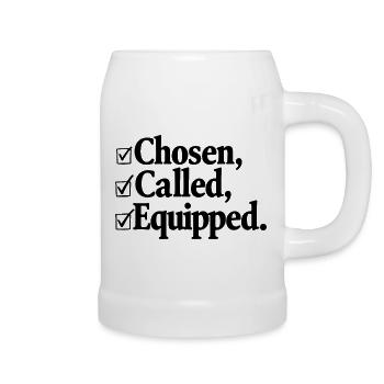 Auserwählt, Berufen, Ausgestattet – Motivationelle Typografie - Bierkrug - Weiß - Rechts