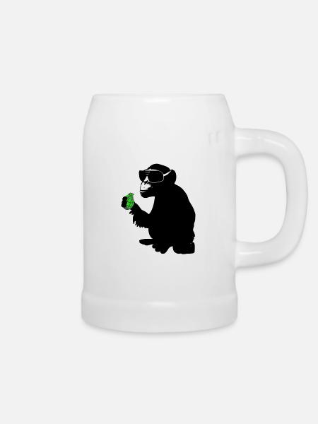 affe mit handgranate - Bierkrug - Weiß