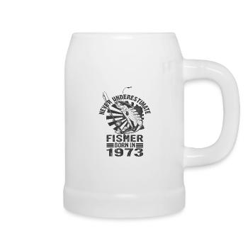 Never Underestimate Fisher Born In 1973 - Bierkrug - Weiß - Rechts