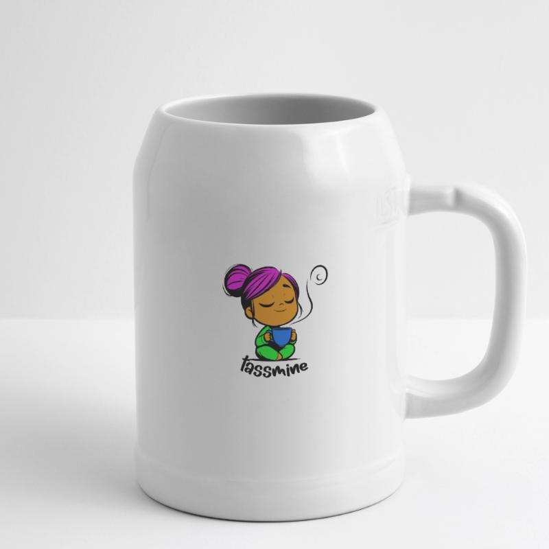 Tassmine enspannt mit einer Tasse Tee oder Kaffee Bierkrug