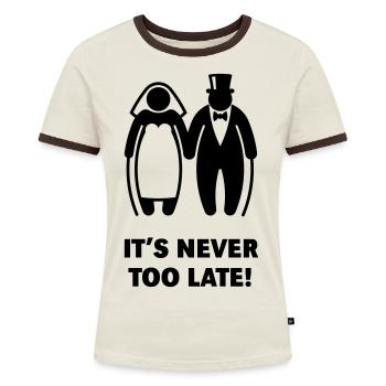 It's Never Too Late! (Älteres Brautpaar, Hochzeit) - Frauen Kontrast-T-Shirt - Off-White/Dunkelbraun - Vorne - AI Model Female 172 dark (172cm)