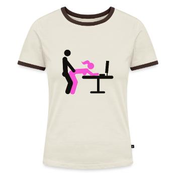 Sex am Arbeitsplatz Schreibtisch - Frauen Kontrast-T-Shirt - Off-White/Dunkelbraun - Vorne - AI Model Female 172 dark (172cm)