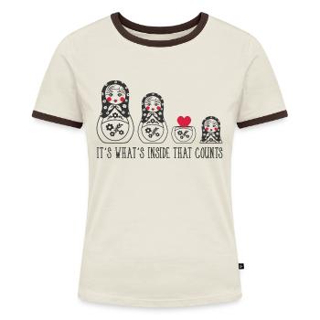 Russische Matrjoschka Puppe Spruch Herz Liebe - Frauen Kontrast-T-Shirt - Off-White/Dunkelbraun - Vorne - AI Model Female 172 dark (172cm)