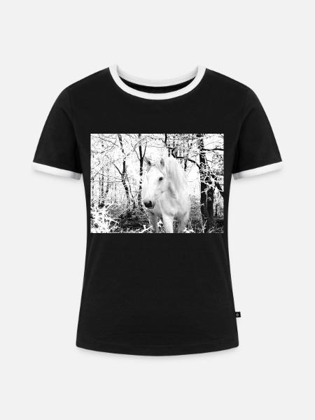 weißes Pferd im Winterwald - Frauen Kontrast-T-Shirt - Schwarz/Weiß