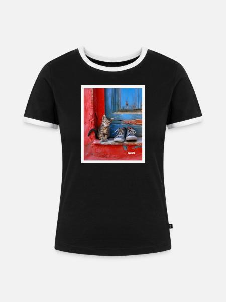 Kätzchen und Sneaker am roten Türsteg - Frauen Kontrast-T-Shirt - Schwarz/Weiß