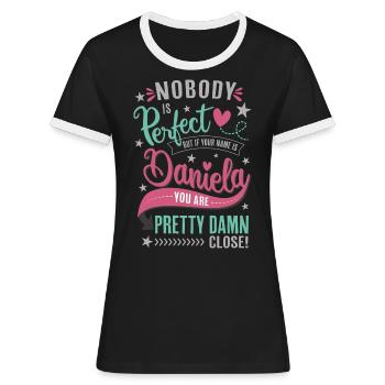 Niemand ist perfekt - Daniela Name Geschenkidee - Frauen Kontrast-T-Shirt - Schwarz/Weiß - Vorne - Selfina (174cm)
