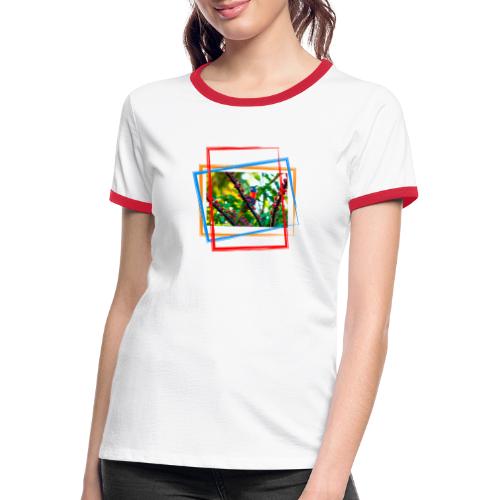 Bunter Papagei auf einem Ast mit farbigen Akzenten - Frauen Kontrast-T-Shirt