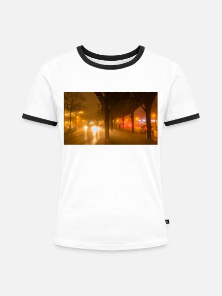 Hochbahn am nebligen Abend - Frauen Kontrast-T-Shirt - Weiß/Schwarz