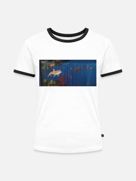 delfin im riff - Frauen Kontrast-T-Shirt - Weiß/Schwarz