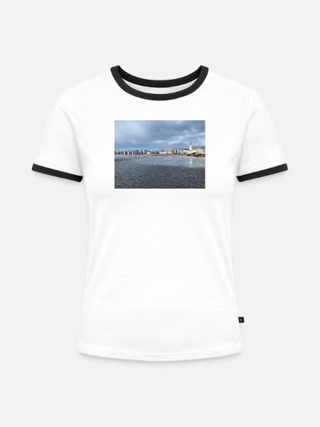 Winterpanorama von Reykjavik - Frauen Kontrast-T-Shirt - Weiß/Schwarz