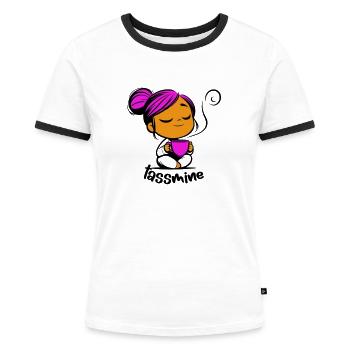 Tassmine enspannt mit einer Tasse Tee oder Kaffee - Frauen Kontrast-T-Shirt - Weiß/Schwarz - Vorne - Selfina (174cm)