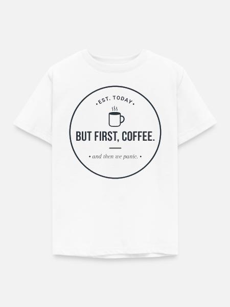 But first, Coffee" - Kaffee & Panik Abzeichen - Kinder T-Shirt - Weiß