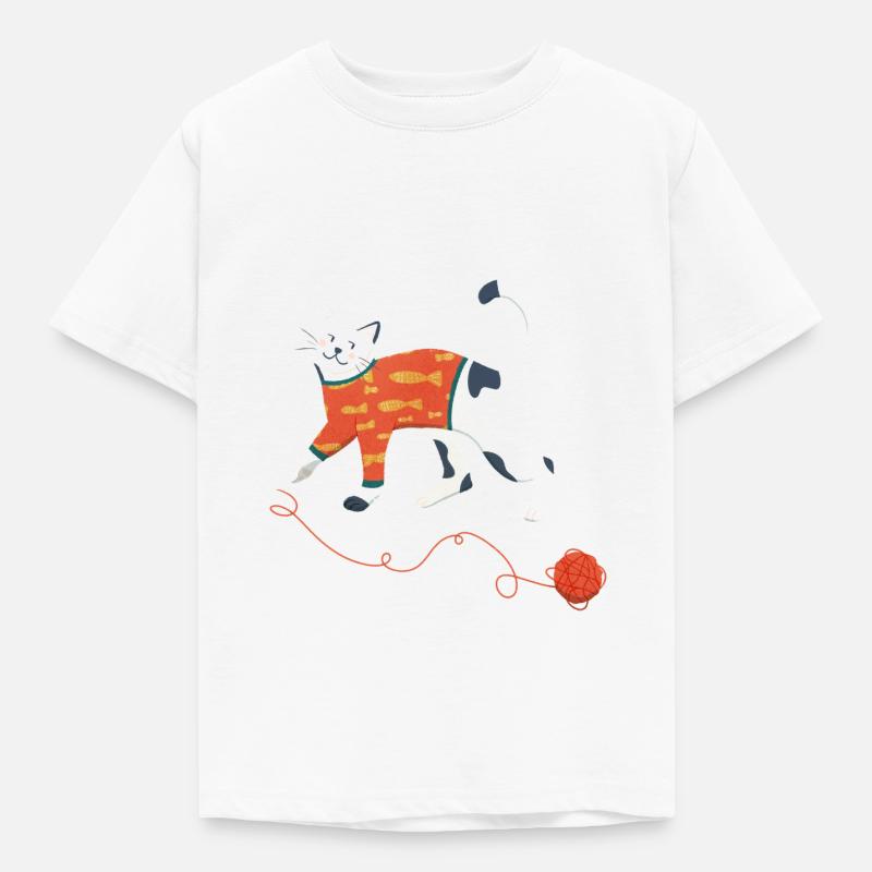 Katze im Pullover spielt mit einem Wollknäuel - Kinder T-Shirt - Weiß