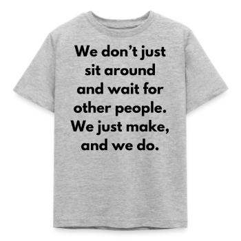 Wir sitzen nicht nur herum und warten auf andere - Kinder T-Shirt - Grau meliert - Vorne - AI Model Kid Male (0cm)
