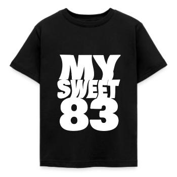 Sweet 83 - Kinder T-Shirt - Schwarz - Vorne - AI Model Kid Female (0cm)