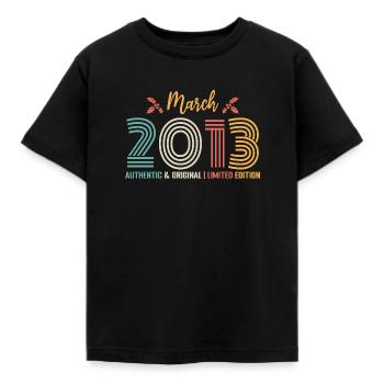 März 2013 Jubiläum März 2013 Retro - Kinder T-Shirt - Schwarz - Vorne - AI Model Kid Female (0cm)