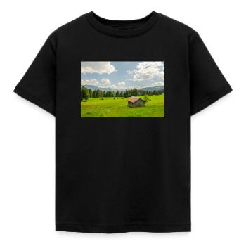Mountain meadow with hut in front of the Alps - Kids' T-Shirt - black - Front - AI Model Kid Female (0cm)