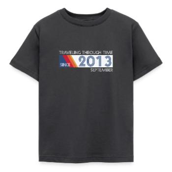 Drôle de voyage dans le temps anniversaire Design septembre 2013 - T-shirt Enfant - charbon - Devant - AI Model Kid Female (0cm)