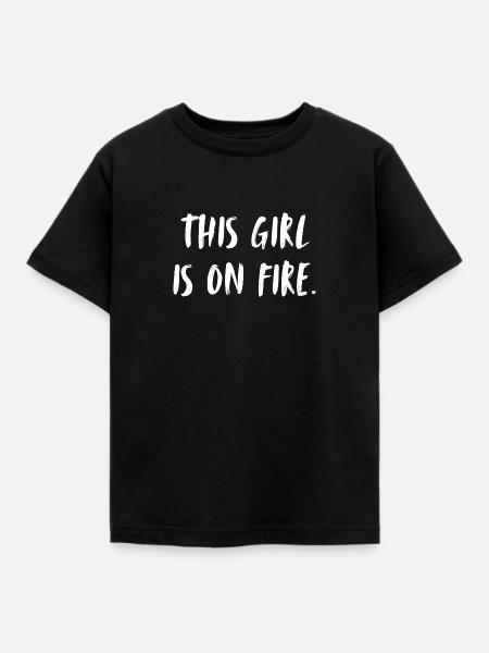 This girl is on fire. Dieses Mädchen ist Feuer und - Børne-T-shirt - sort