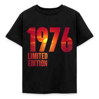 1976 - Kinder T-Shirt - Schwarz - Vorne - AI Model Kid Female (0cm)
