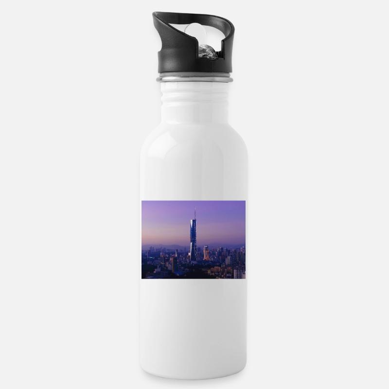 Dämmerungs-Skyline mit Turmspitze - Trinkflasche mit integriertem Trinkhalm - Weiß