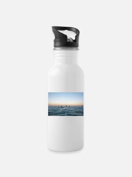 Crépuscule sur l’océan et surfeurs - Gourde avec paille intégrée - blanc