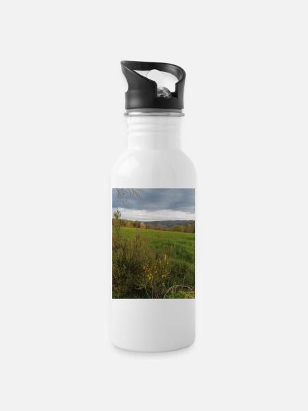 Feld unter grauem Himmel - Trinkflasche mit integriertem Trinkhalm - Weiß