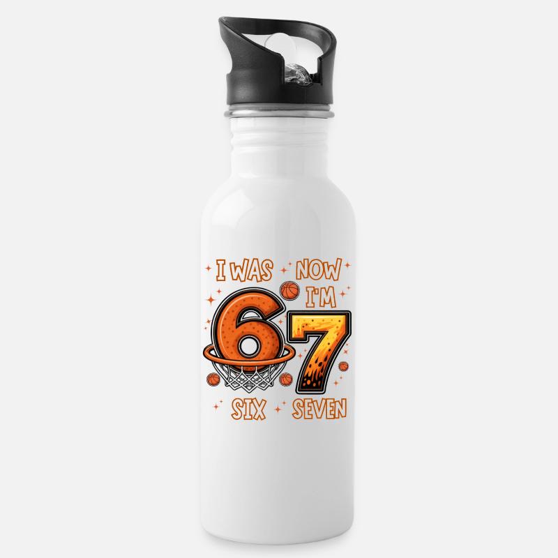 Ich war 6. Jetzt bin ich 7. Alter Basketball-67-Geburtstagsshirt. - Trinkflasche mit integriertem Trinkhalm - Weiß