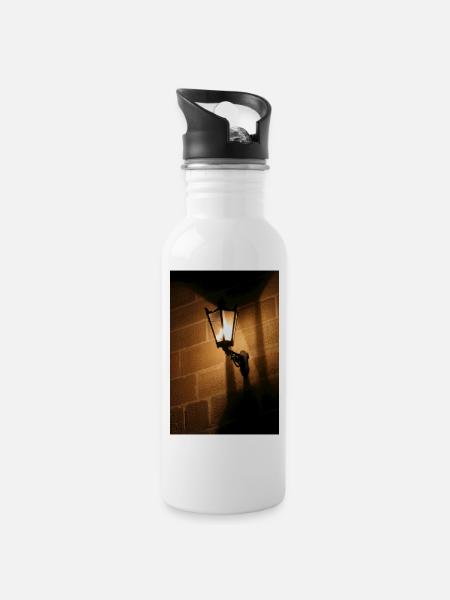 Nachtlaterne an Ziegelwand - Trinkflasche mit integriertem Trinkhalm - Weiß