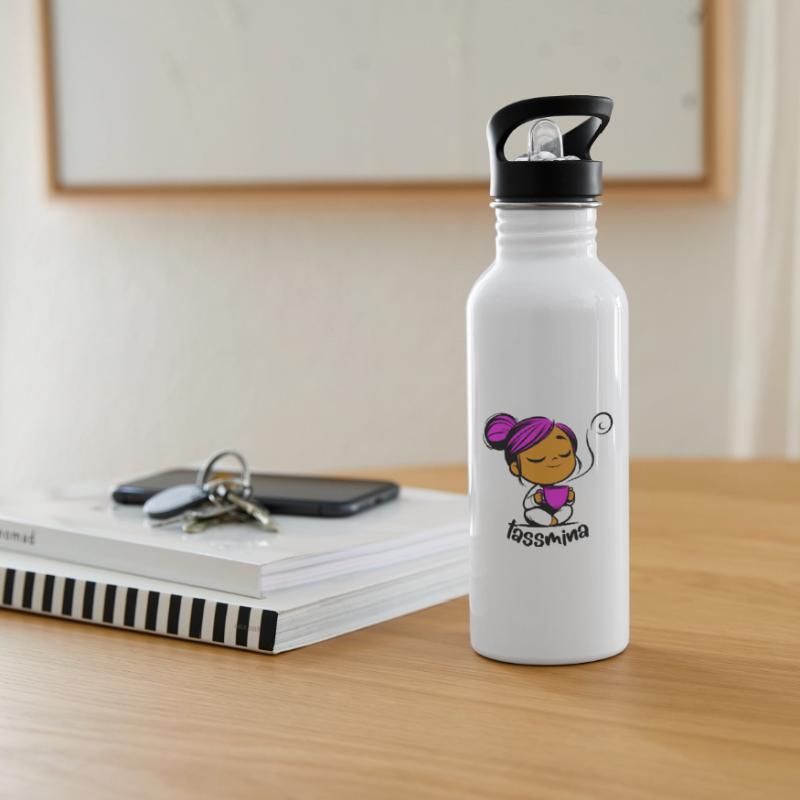 Tassmina enspannt mit einer Tasse Tee oder Kaffee Trinkflasche mit integriertem Trinkhalm